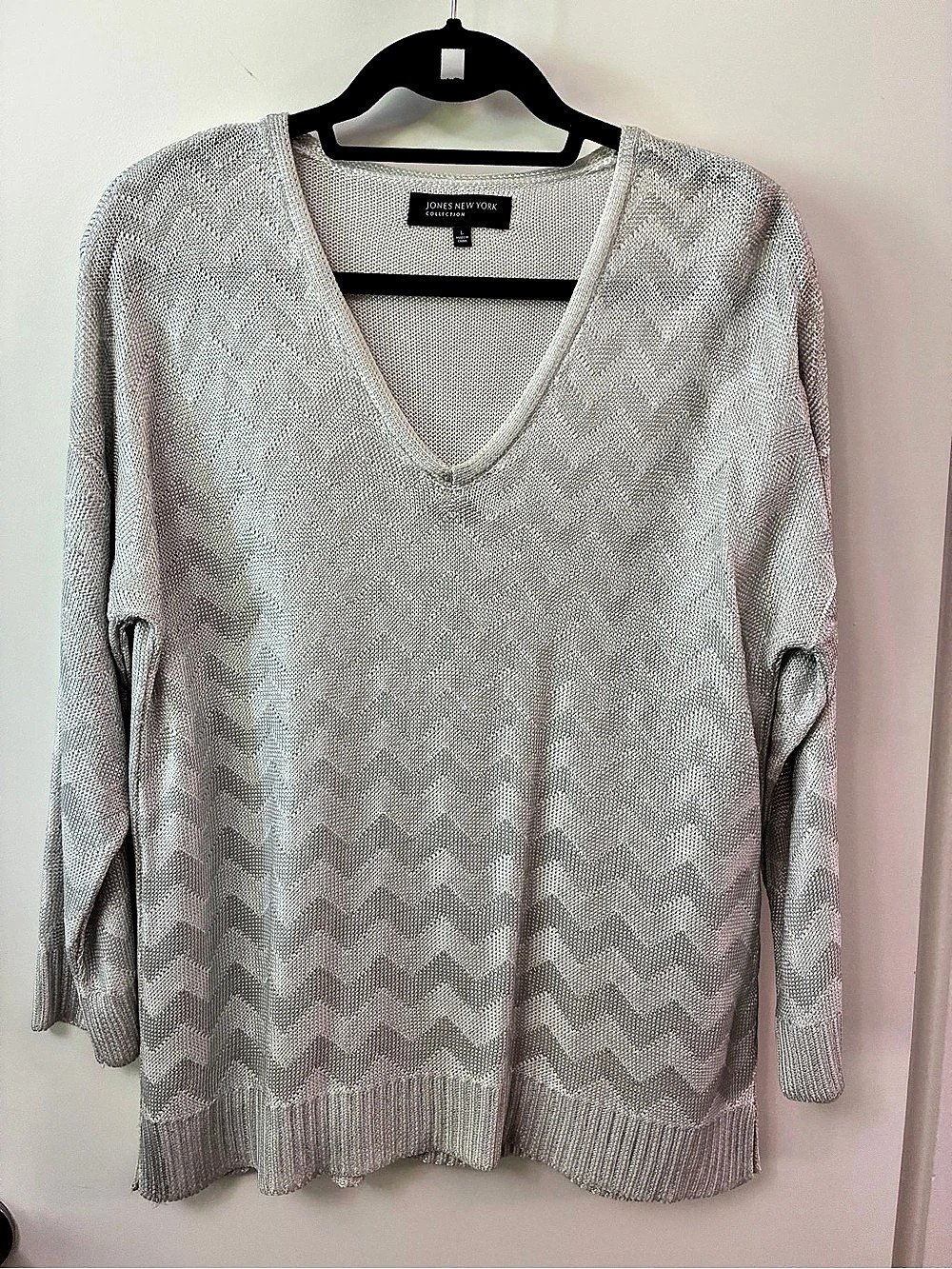 Jones New York V-Neck Chevron Sweater in Silver shimmer Size Large